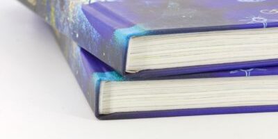 Ein Buch mit hardcover Buchbindung